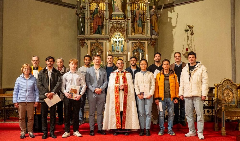 Zur Taufe zugelassene Katechumenen der Erzdiözese Wien mit Pastoralamtsleiter Beranek / Erzdiözese Wien / Raphaela Hafellner