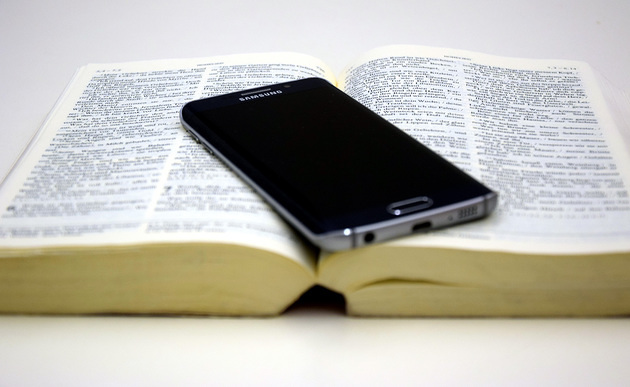 Smartphone auf Bibel / Kathpress / Henning Klingen