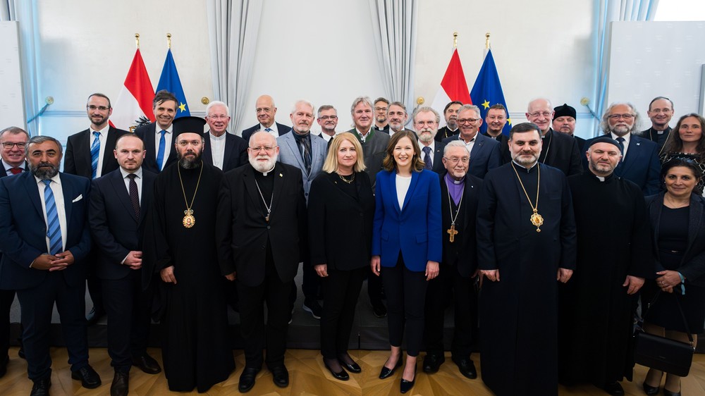 Osterempfang im Bundeskanzleramt mit Kultusministerin PLakolm und Vertretern der Kirchen und Religionsgesellschaften in Österreich / BKA/Christopher Dunker Plakolm: Religionen sind 'Hoffnungsspender' für Österreich
