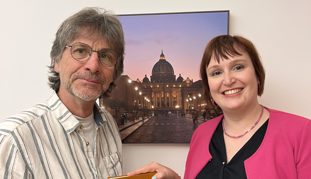 Winfried Schluifer übergibt die Leitung an Magdalena Bernhard / Michael Schallner Diözese Innsbruck: Magdalena Bernhard neue Ordinariatskanzlerin