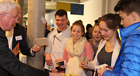 Erzbischof Franz Lackner warb beim Stand der Kirchlichen Pädagogischen Hochschule für das Theologiestudium. / Erzdiözese Salzburg