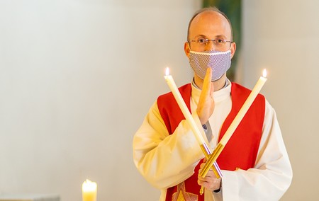 Der Heilige Märtyrerbischof Blasius aus Sebaste in Kleinasien gehört unter den volkstümlichen Heiligen zu den 14 Nothelfern und wird bei Halskrankheiten angerufen. Seit dem 17. Jahrhundert wird den Gläubigen an seinem liturgischen Gedenktag (3. Febru