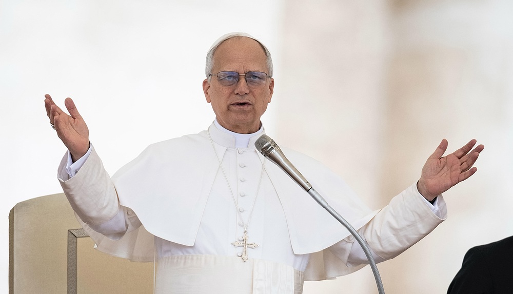 Papst Leo XIV. / Copyright 2025, KNA GmbH, www.kna.de, All Rights Reserved, Cristian Gennari Papst Leo XIV. leitet die Menschen zum Gebet an bei seiner ersten Generalaudienz am 21. Mai 2025 im Vatikan.