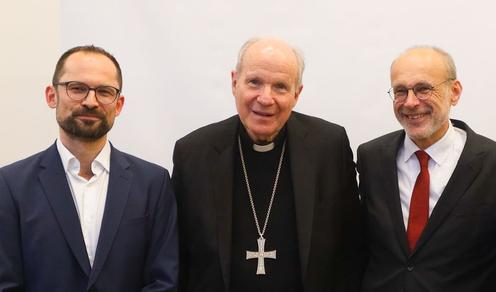 Primar Johannes Hofer, Kardinal Christoph Schönborn, Primar Johannes Fellinger / Florian Mistlbacher Linz: Schönborn und Stelzer würdigen Gehörlosen-Pionier Fellinger