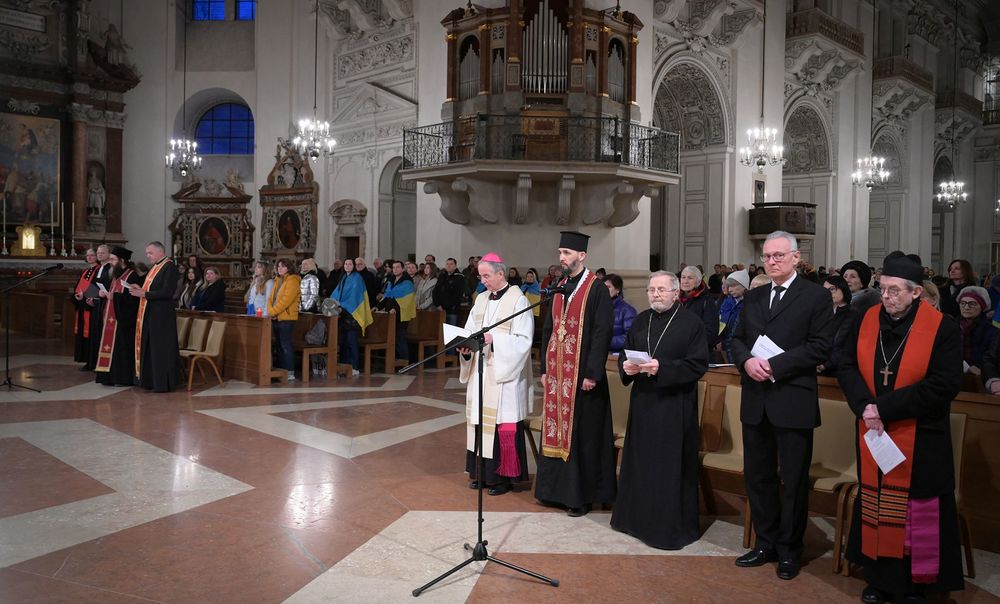 Salzburger Gedenkgottesdienst zum 3. Jahrestag des Ukrainekrieges / Hiva Naghshi Salzburg: Religionsvertreter im Friedensgebet für Ukraine vereint